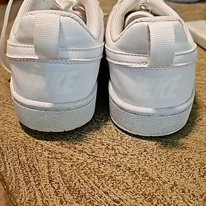 Nike Boys Court Borough Low 2  White Shoes Sneakers sz 4.5Y / Boys